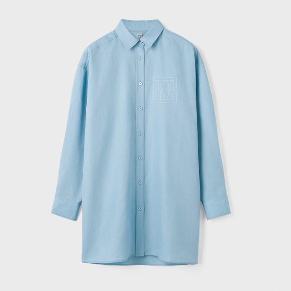 TOTÊME Oversized Tencel™ Lyocell + Linen-Blend Chambray Shirt With Chest Logo - Picture 2 of 16